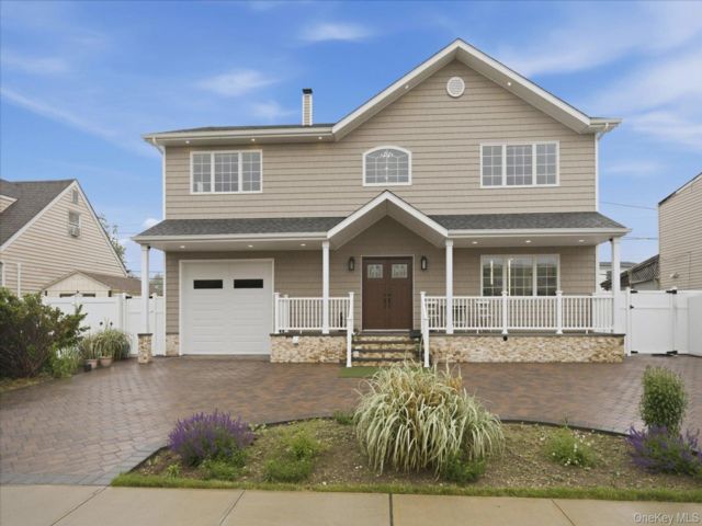  5 BR,  4.00 BTH &nbsp;Colonial style home in Levittown