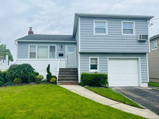  3 BR,  2.00 BTH &nbsp;Split level style home in Oceanside