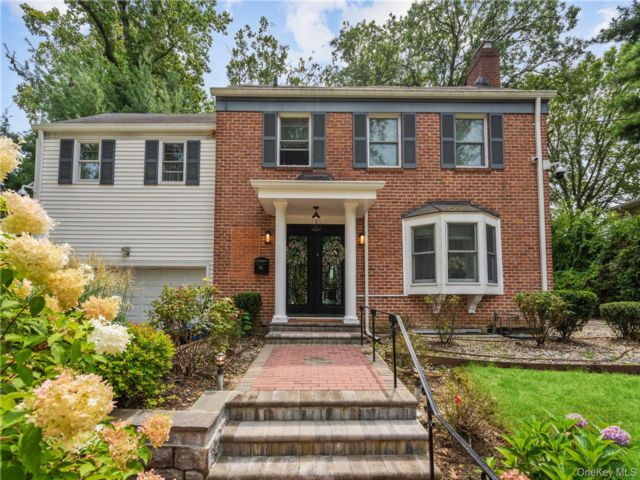  4 BR,  3.00 BTH &nbsp;Colonial style home in Great Neck