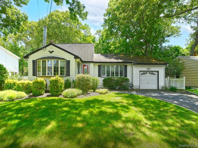  3 BR,  2.00 BTH &nbsp;Cape cod style home in Huntington