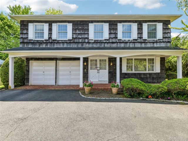  5 BR,  5.00 BTH &nbsp;Colonial style home in Lawrence