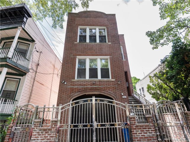  8 BR,  4.00 BTH &nbsp;House style home in Mosholu