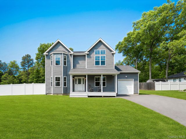  4 BR,  3.00 BTH &nbsp;Colonial style home in Mount Sinai