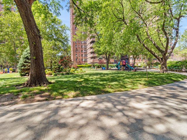  2 BR,  1.00 BTH &nbsp;High rise style home in New York (manhattan)