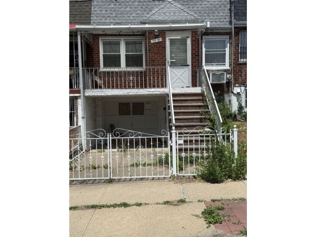  3 BR,  2.00 BTH &nbsp;Other style home in Flushing