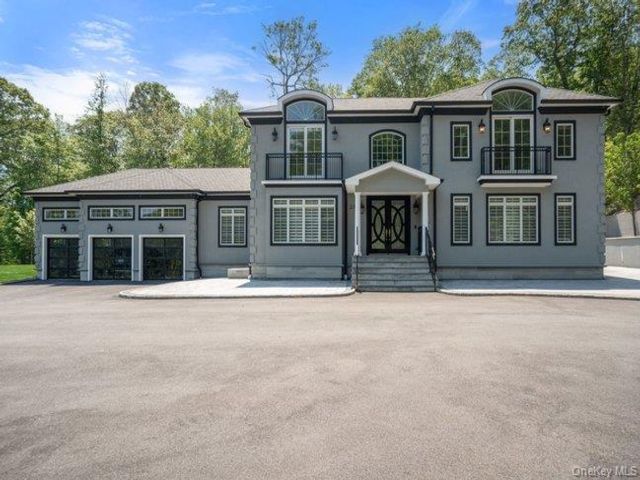  5 BR,  6.00 BTH &nbsp;Colonial style home in Woodbury