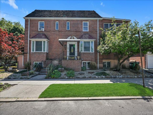  8 BR,  8.00 BTH &nbsp;Colonial style home in Kew Garden Hills