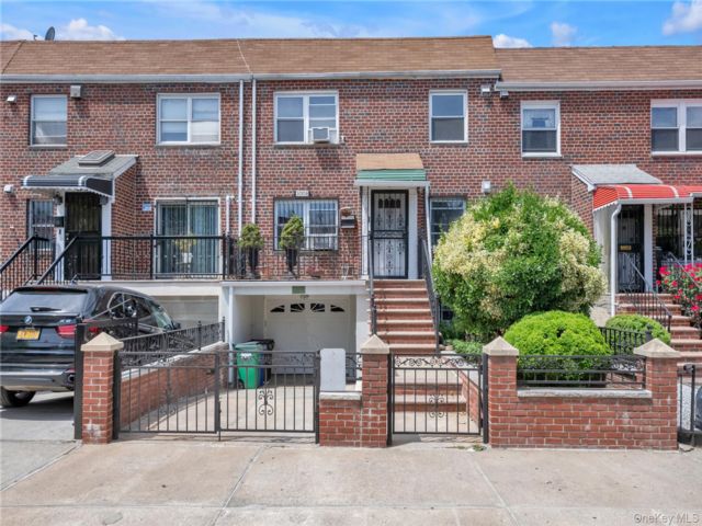  4 BR,  2.00 BTH &nbsp;Contemporary style home in East Elmhurst