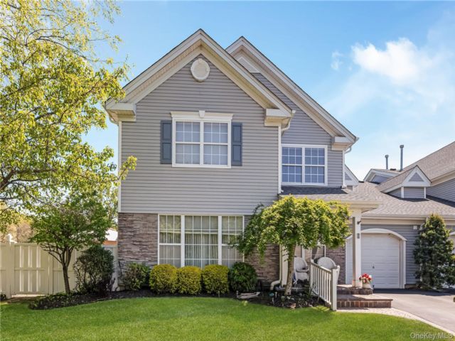  2 BR,  2.00 BTH &nbsp;Condo style home in Middle Island