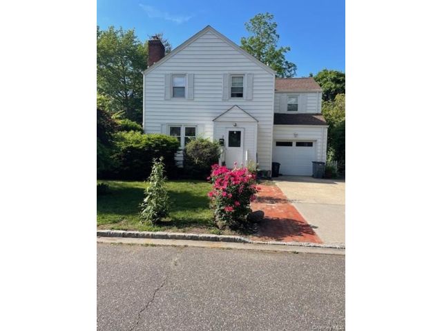  3 BR,  3.00 BTH &nbsp;Colonial style home in Great Neck