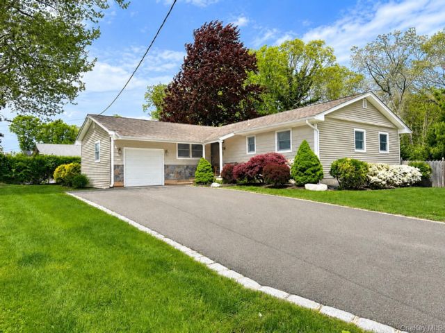  3 BR,  2.00 BTH &nbsp;Ranch style home in Saint James