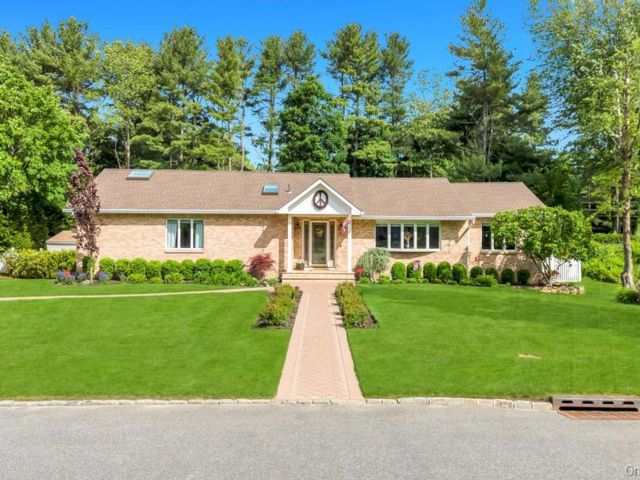  3 BR,  3.00 BTH &nbsp;Ranch style home in Smithtown