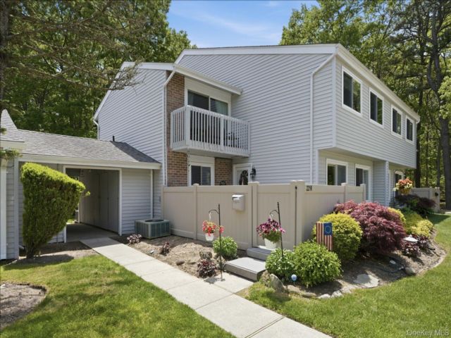  3 BR,  2.00 BTH &nbsp;Condo style home in Holbrook