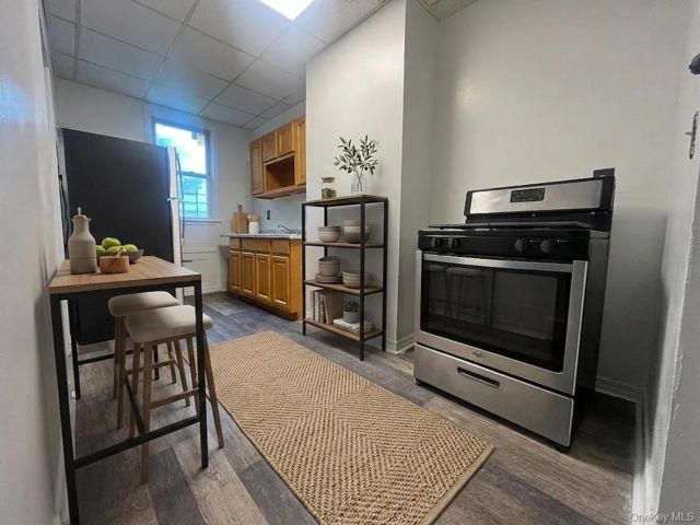  3 BR,  1.00 BTH &nbsp;Contemporary style home in Cypress Hills