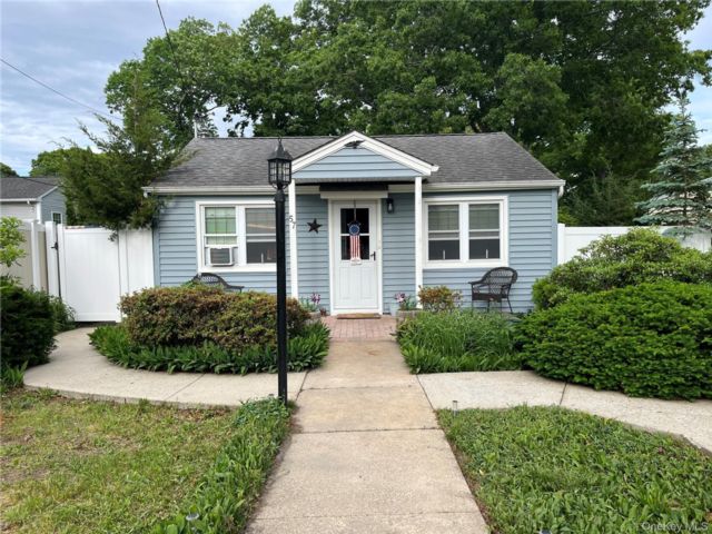  2 BR,  1.00 BTH &nbsp;Ranch style home in Lake Grove