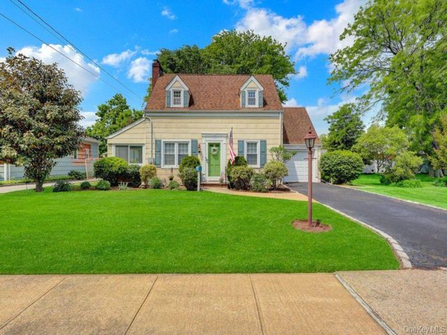  3 BR,  1.00 BTH &nbsp;Colonial style home in Merrick