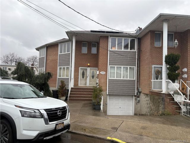  3 BR,  2.00 BTH &nbsp;Contemporary style home in Howard Beach