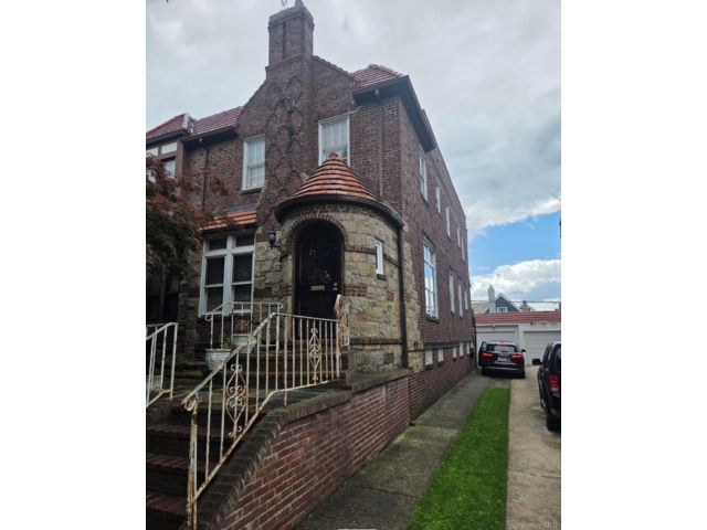  3 BR,  2.00 BTH &nbsp;Colonial style home in Bayside
