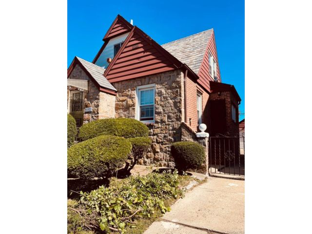  4 BR,  3.00 BTH &nbsp;Cape cod style home in Bayside
