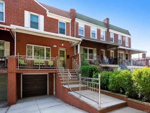  3 BR,  3.00 BTH &nbsp;Colonial style home in Kew Garden Hills