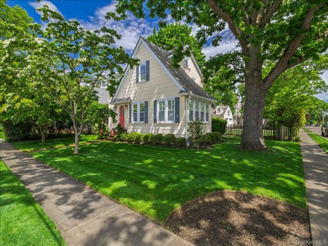  4 BR,  3.00 BTH &nbsp;Colonial style home in Rockville Centre
