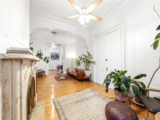  7 BR,  4.00 BTH &nbsp;House style home in Greenpoint