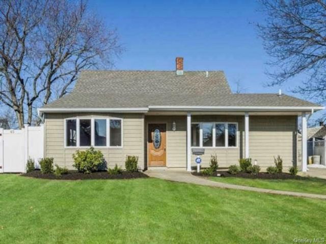  4 BR,  2.00 BTH &nbsp;Cape cod style home in Levittown