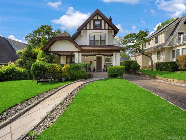  3 BR,  4.00 BTH &nbsp;Tudor style home in Great Neck