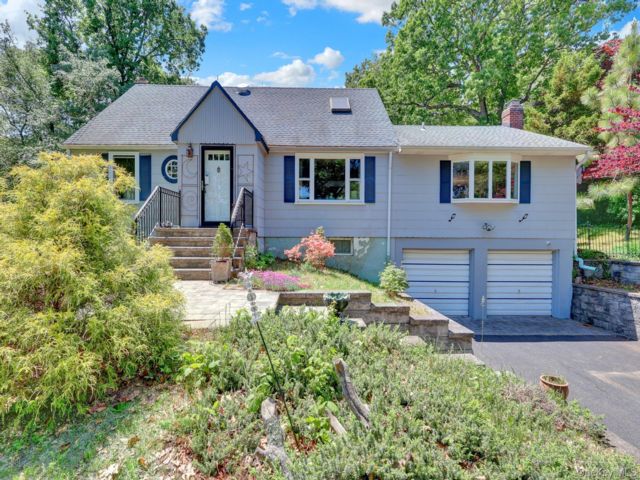 4 BR,  2.00 BTH &nbsp;Exp cape style home in Northport