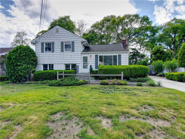  3 BR,  2.00 BTH &nbsp;Split level style home in West Islip