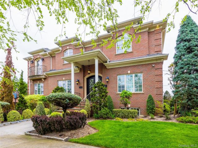  4 BR,  5.00 BTH &nbsp;Other style home in Whitestone
