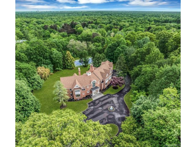 7 BR, 10.00 BTH &nbsp;Colonial style home in Old Westbury