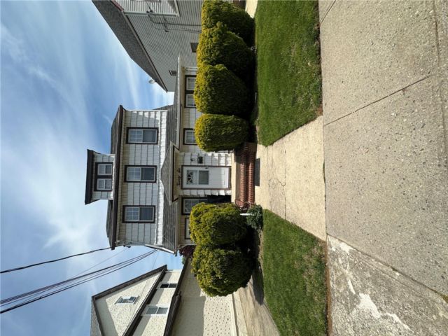  3 BR,  2.00 BTH &nbsp;Colonial style home in Lynbrook