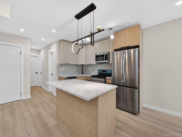  3 BR,  2.00 BTH &nbsp;House style home in Springfield Gardens