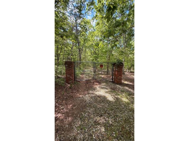 Lot <b>Size:</b> 200x200 &nbsp;House style home in Bellport
