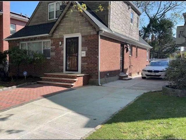  5 BR,  4.00 BTH &nbsp;Colonial style home in Bayside