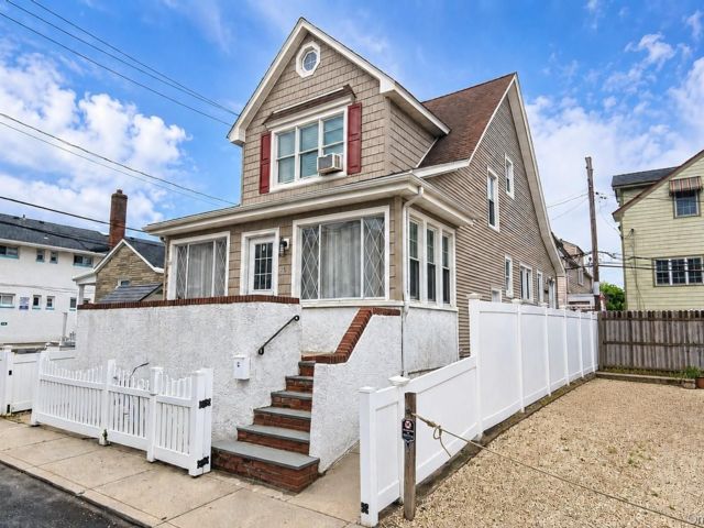  4 BR,  2.00 BTH &nbsp;Contemporary style home in Long Beach