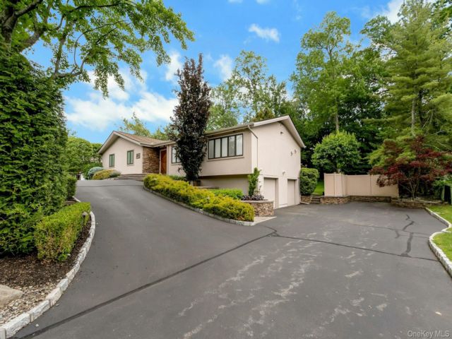  4 BR,  4.00 BTH &nbsp;Ranch style home in Bardonia
