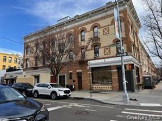  2 BR,  2.00 BTH &nbsp;Mid-century mod style home in Ridgewood