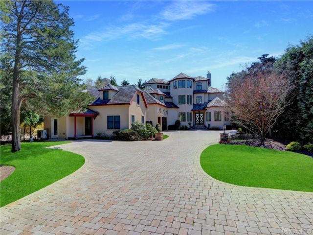  6 BR,  8.00 BTH &nbsp;Mediterranean style home in Northport
