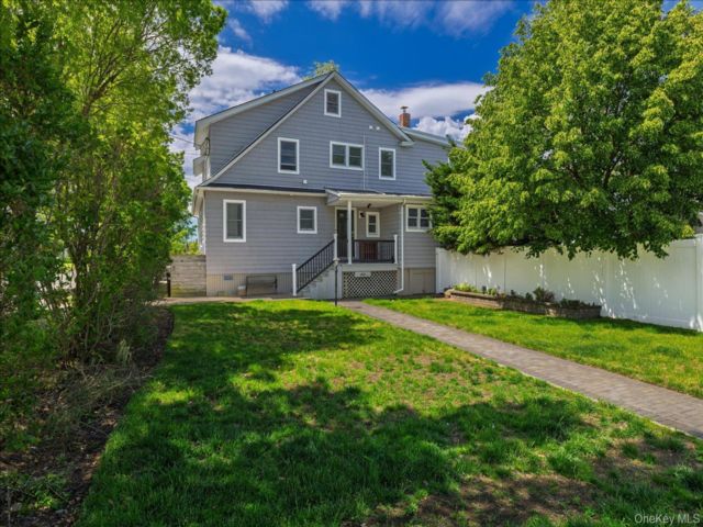  6 BR,  3.00 BTH &nbsp;House style home in Freeport