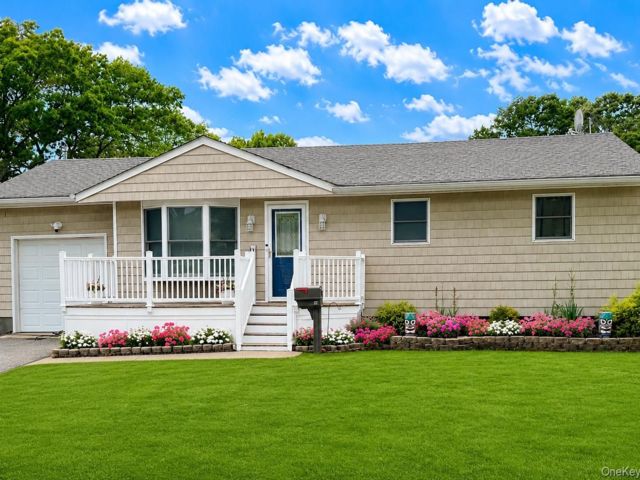  4 BR,  2.00 BTH &nbsp;Ranch style home in West Islip