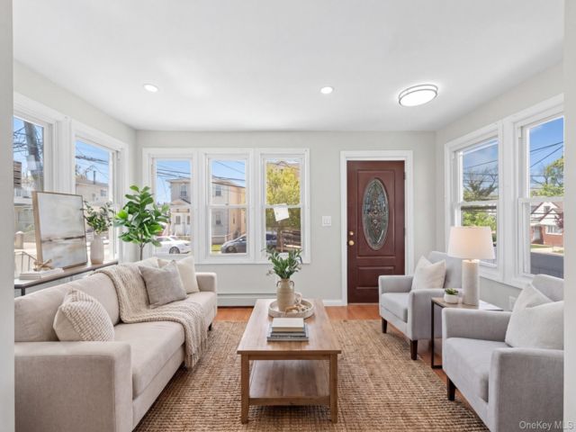 5 BR,  4.00 BTH &nbsp;Colonial style home in Saint Albans