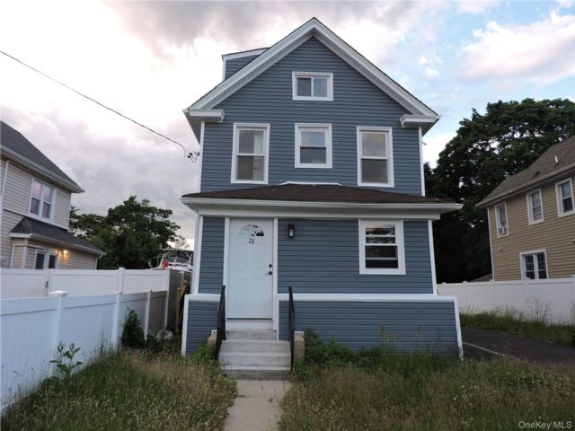  2 BR,  1.00 BTH &nbsp;Colonial style home in Hempstead