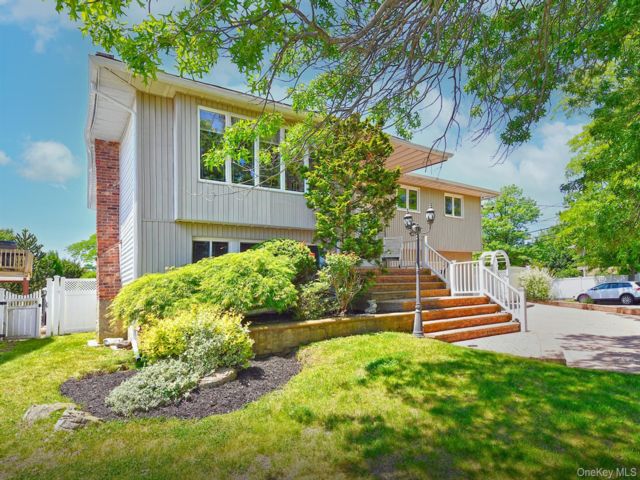  3 BR,  3.00 BTH &nbsp;Mid-century mod style home in Bellmore