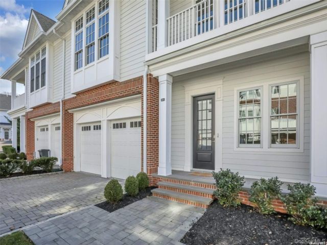  4 BR,  3.00 BTH &nbsp;A-frame style home in Roslyn