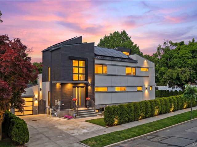  4 BR,  5.00 BTH &nbsp;Modern style home in Flushing
