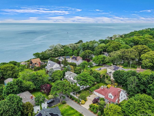  3 BR,  2.00 BTH &nbsp;Colonial style home in Sound Beach