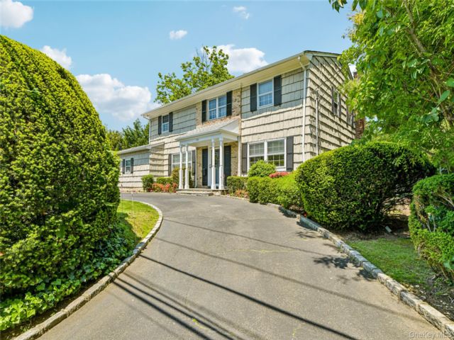  5 BR,  4.00 BTH &nbsp;Colonial style home in Hewlett Neck