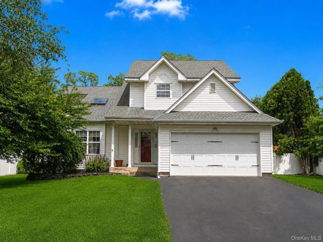  4 BR,  3.00 BTH &nbsp;Colonial style home in Commack